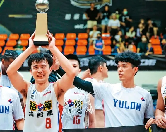 柯旻豪(左)拿到SBL今年度最有價值球員,隊友吳季穎(右)開心摸頭慶賀,如今2人卻被爆出是帶頭打假球的主謀。(翻攝裕隆納智捷籃球隊臉書)