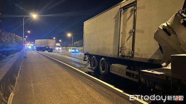 ▲▼國一北上清晨聯結車追撞聯結車 一人送醫 。(圖/記者陳凱力翻攝)