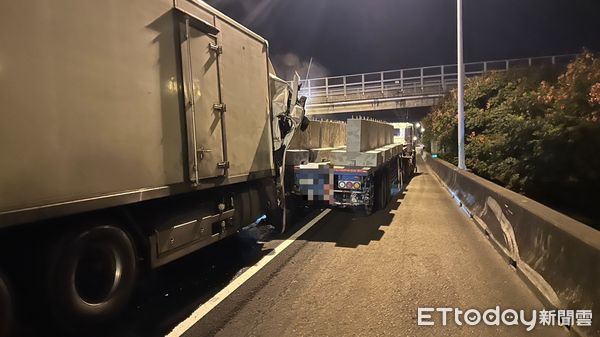 ▲▼國一北上清晨聯結車追撞聯結車 一人送醫 。(圖/記者陳凱力翻攝)