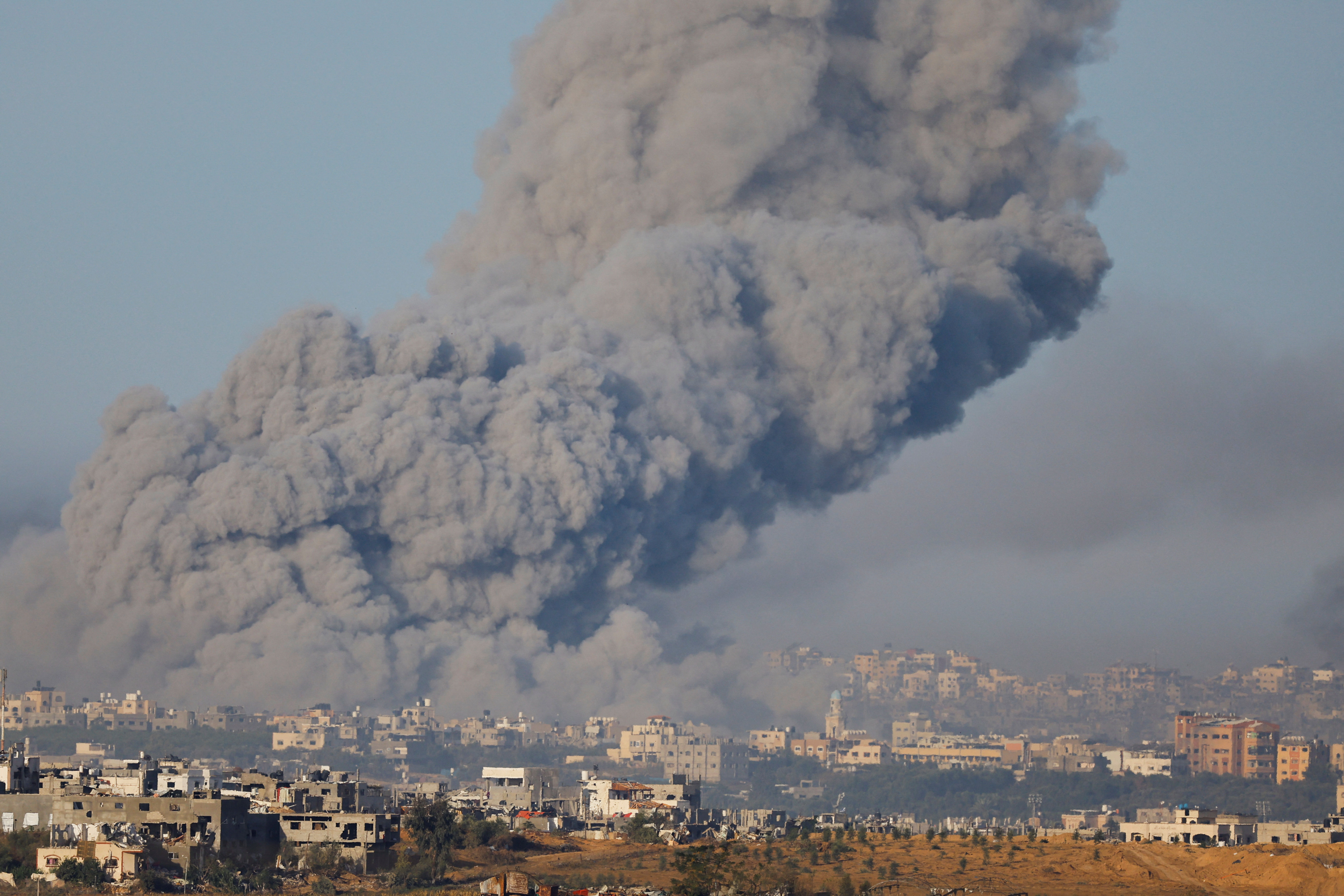 ▲加薩地區22日被以色列空襲攻擊，大量煙霧竄出。。（圖／路透）
