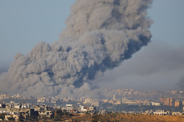 ▲▼ 加薩地區22日被以色列空襲攻擊，大量煙霧竄出。。（圖／路透）