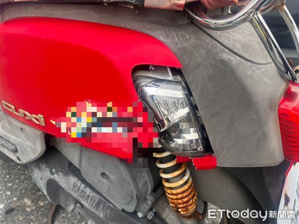 ▲▼女騎士遭撞連人帶車倒地,機車右側有明顯擦傷。(圖/花蓮警分局提供,下同)