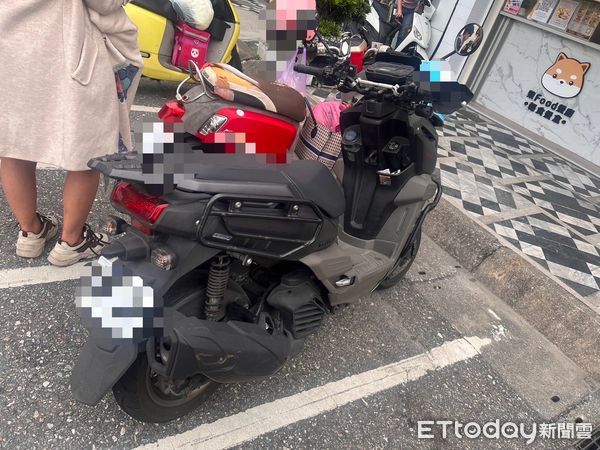 ▲▼女騎士遭撞連人帶車倒地,機車右側有明顯擦傷。(圖/花蓮警分局提供,下同)