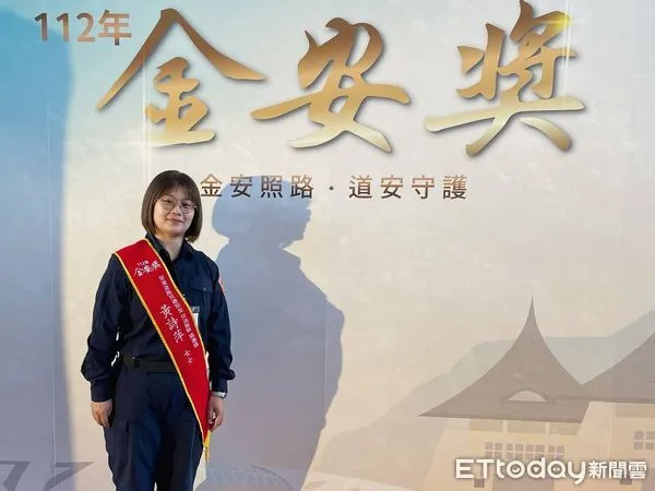 ▲台南市警二分局前警務員黃詩萍,防制酒駕卓越表現,榮獲2023年具有道路界奧斯卡獎之「金安獎」之表揚。(圖/記者林東良翻攝,下同)