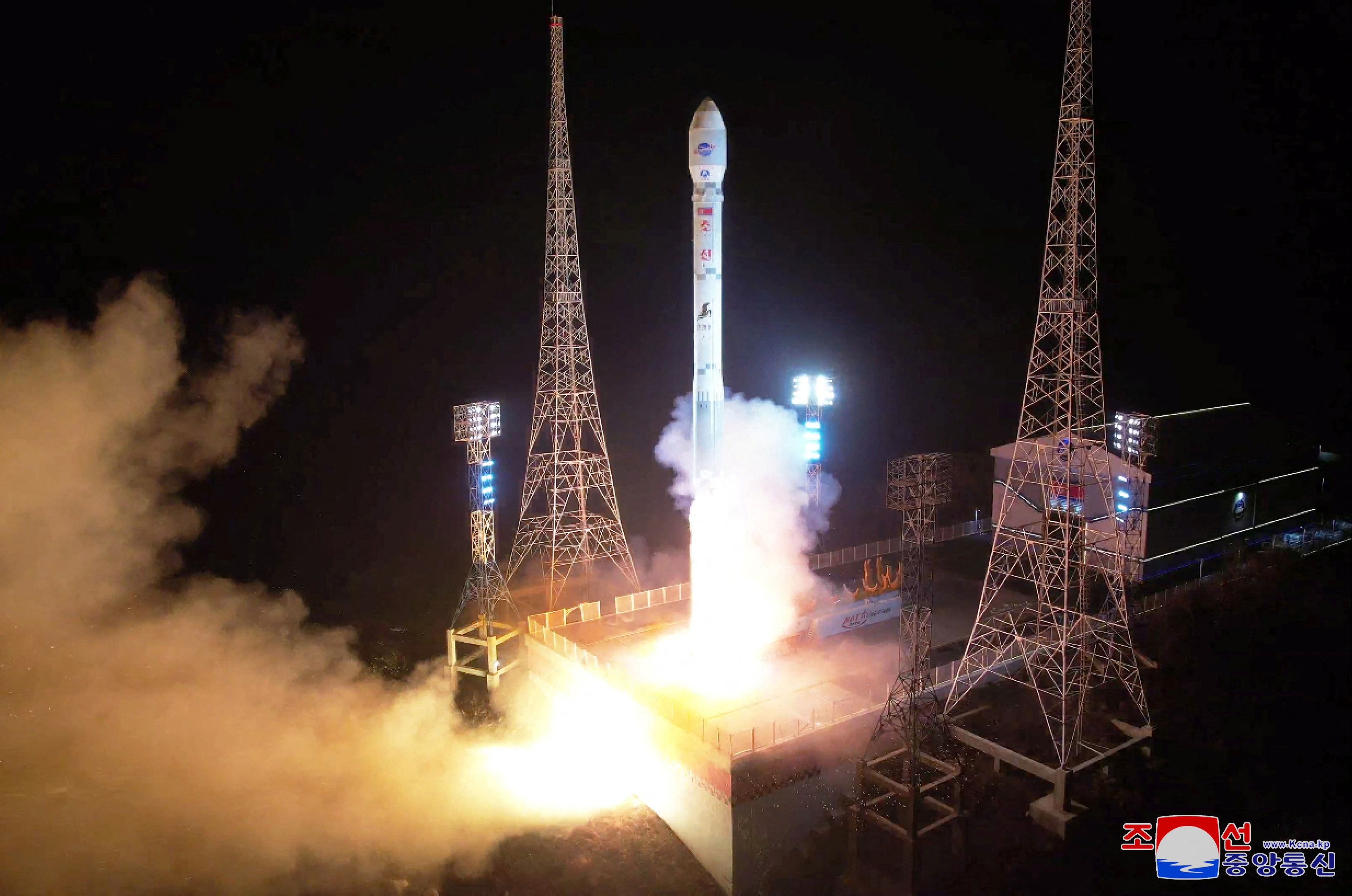 ▲▼ 北韓21日發射的軍事偵察衛星成功進入軌道。（圖／路透）