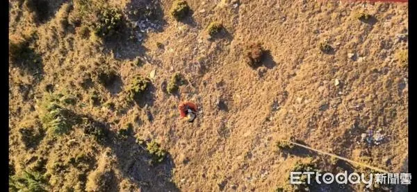 ▲搜救員吊掛出艙至地面將邱男一起吊掛上機。(圖/空勤總隊提供,下同)