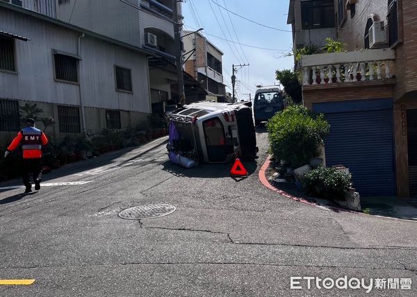 ▲台南北區實踐街26日上午11時許,發生一起廂型車翻覆事故,造成70歲方姓女子壓在車下方,送醫不治死亡,車上孫女未受傷。(圖/記者林東良翻攝,下同)