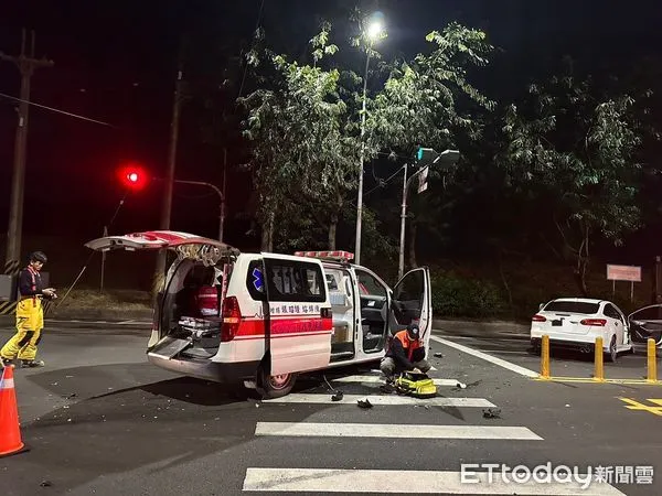 ▲▼救護車車禍 。(圖/記者陳宏瑞攝)