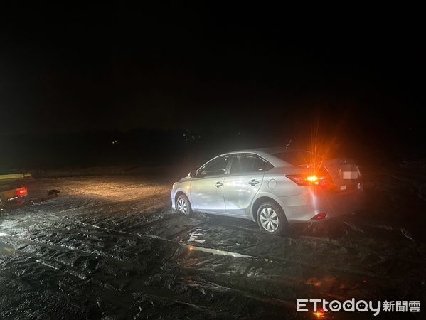▲▼女老師因天暗又不熟路況,竟將車開進溪床動彈不得,員警上前關切。(圖/鳯林警分局提供,下同)