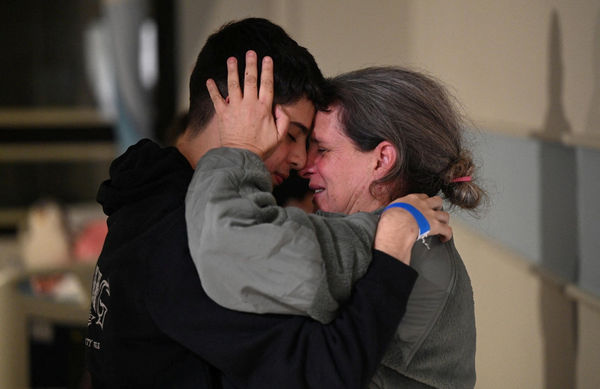 ▲▼  52歲以色列人質阿維多里（Sharon Avigdori）25日獲釋後，激動擁抱兒子奧默（Omer）。（圖／路透）