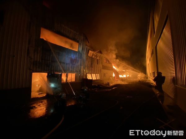 ▲台南市柳營區工六路回收工廠火警，28日晚上9時50分許發生火警，現場全面燒。（圖／民眾提供）
