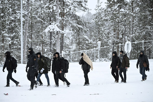 ▲▼芬蘭邊境警衛隊帶著尋求庇護的難民穿越位於北極圈內的拉雅優謝皮（Raja-Jooseppi）過境點。（圖／路透）