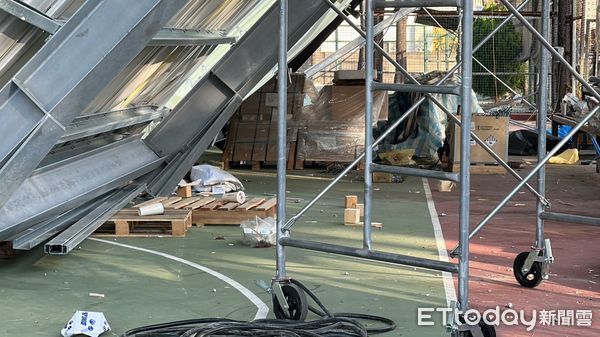 ▲光電工程施工到一半，台中烏日籃球場屋頂突塌成V型。（圖／記者許權毅攝）