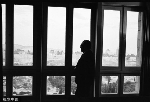 ▲季辛吉擔任國務卿時訪問以色列，在耶路撒冷大衛王酒店窗邊留下的照片。（圖／CFP）