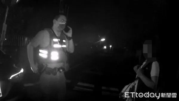 ▲外地女子生意拆夥、深夜一人攜家當迷失街頭,草屯暖警助她返鄉。(圖/記者高堂堯翻攝)