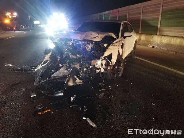 ▲國道一大雅段奧迪休旅車頭全毀,開輔助駕駛追撞緩撞車。(圖/民眾提供)