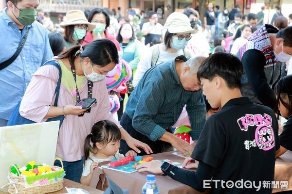 ▲「2024台南市耶誕跨年系列活動」首場親子活動，2日在總爺藝文中心熱鬧登場，氣氛歡樂非凡。（圖／記者林東良翻攝，下同）