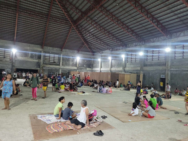 ▲▼菲律賓地震發生後，人們聚集在避難中心。（圖／路透）