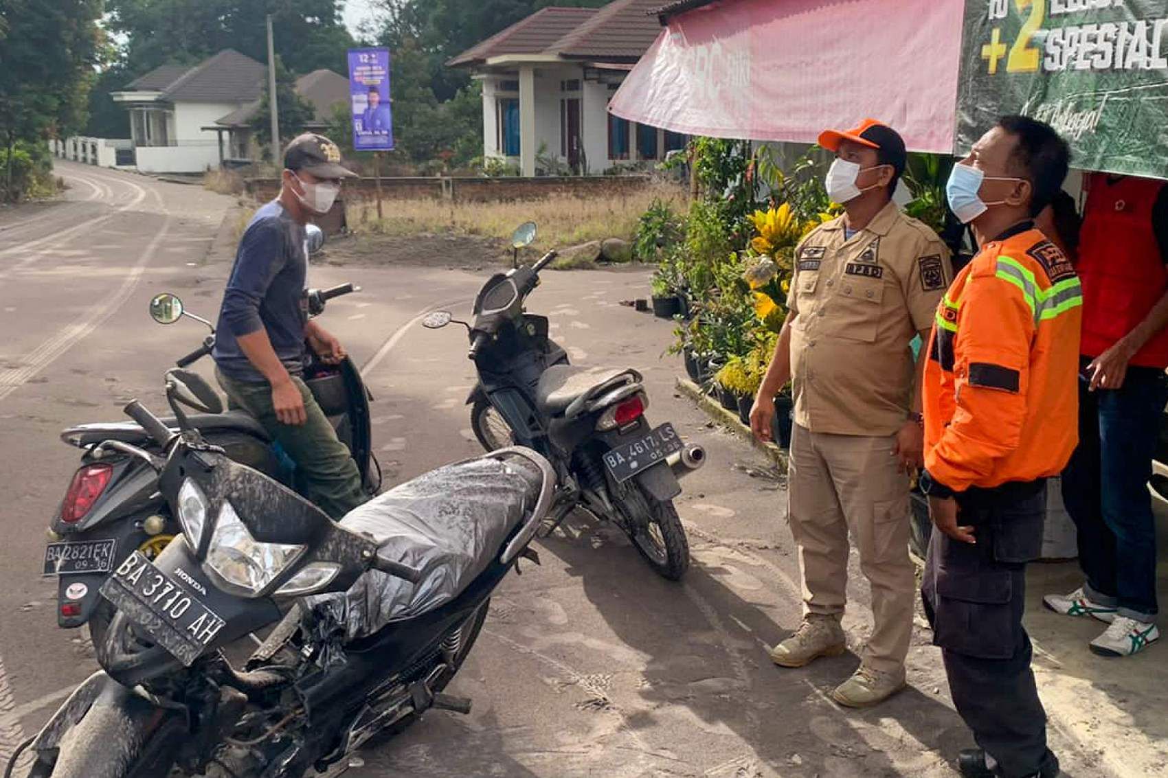 ▲▼印尼蘇門答臘島馬拉皮火山（Mount Marapi）3日爆發，蘇門答臘島煙灰瀰漫。（圖／CFP）