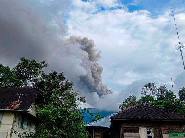 ▲▼印尼蘇門答臘島馬拉皮火山（Mount Marapi）3日爆發 。（圖／路透）