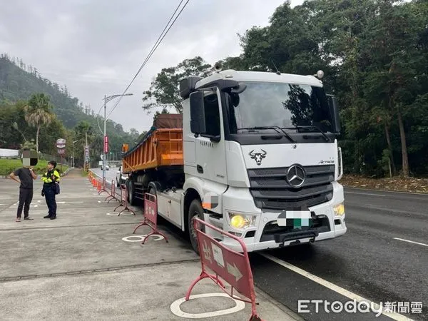 ▲集集警分局上月於2天夜間就接連查獲3起違法載運生雞糞。(圖/記者高堂堯翻攝,下同)