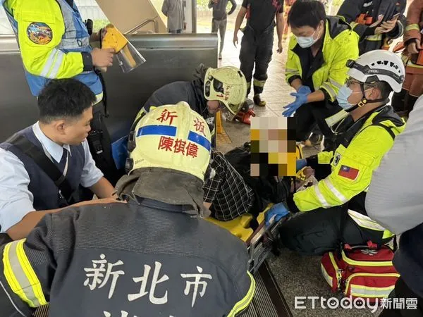 ▲龔男搬運耶誕樹裝置,未注意高度遭壓困在捷運站手扶梯。(圖/記者陸運陞翻攝)
