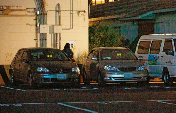 11/20 19:16，陳女開自己的車到停車場後，進入許朝程的車後座，許車的擋風玻璃已用大傘遮住。