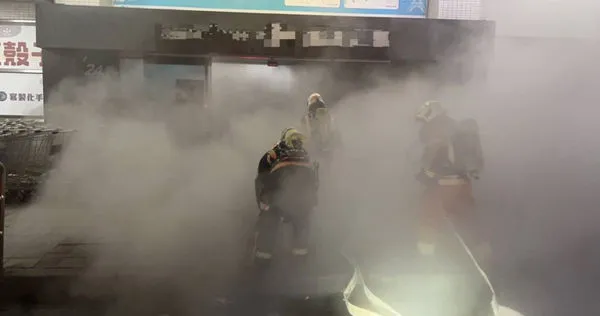 家樂福中原店3日凌晨發生嚴重大火,財物損失難以估計,家樂福則發聲表示一定會民事求償。(圖/翻攝畫面)