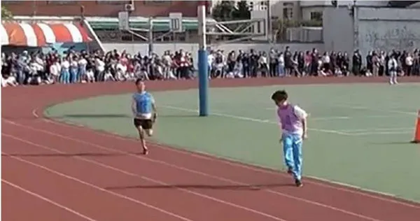 身穿紫色背心的選手,竟突然放慢速度,面相司令台跳起「滑步舞」。(圖/翻攝 記者爆料網)