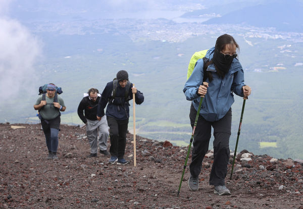▲▼日本海內外旅客攀登富士山。（圖／達志影像／美聯社）