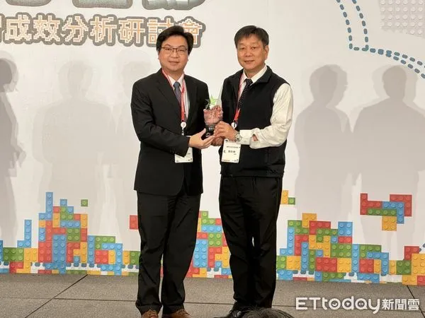 ▲教育部第6屆「自主學習節」,最大亮點為新增「適性教學績優縣市」獎項,並由台南市獲頒全國首座績優縣市獎殊榮,教育局鄭新輝局長代表教育團隊出席受獎。(圖/記者林東良翻攝,下同)