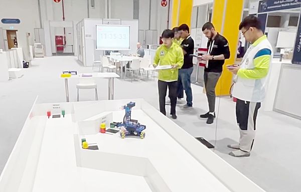 ▲桃園市啟英高中資訊科學生呂家正、林家佑參加第2屆「亞洲技能競賽」，在青少年機器人項目勇奪金牌，圖為2人比賽中操作機器人。（圖／啟英高中提供）