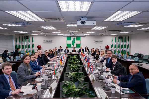 ▲▼蕭美琴接見歐洲15國記者訪團。(圖/民進黨提供,下圖同)