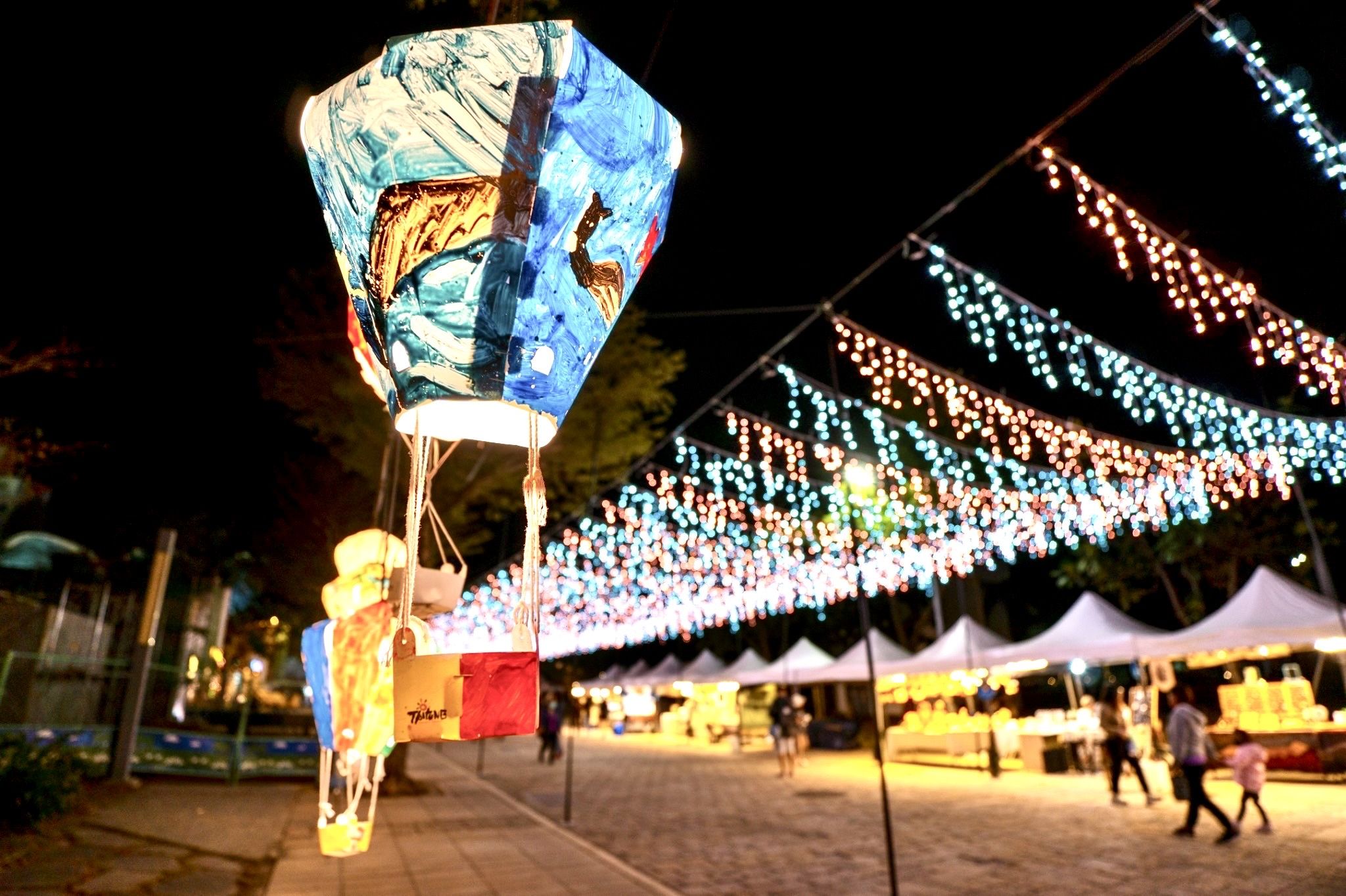 ▲台東縣政府今年首次推出【鐵花燈の祭】，活動展期從11日至113年2月25日止，在鐵花新聚落布置燦爛的耶誕造景燈飾讓民眾大飽眼福。（圖／記者楊漢聲翻攝）