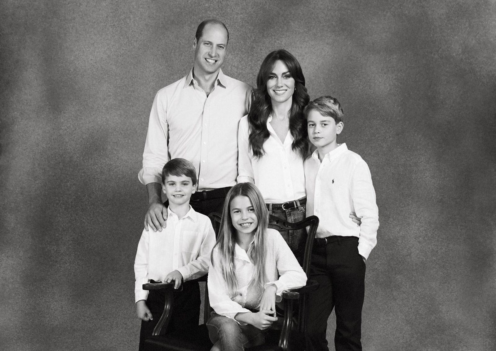 威廉王子一家五口2023年的耶誕卡，以黑白照方式呈現。（翻攝X@KensingtonRoyal）
