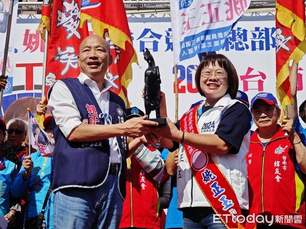 ▲台南市立委選舉第三選區（安南區北區）候選人姚正玉，10日上午舉行侯友宜、姚正玉聯合競選總部成立大會，數千支持者到場熱情相挺，韓國瑜、黃健庭等多位藍營大咖站台力薦姚正玉。（圖／記者林東良翻攝，下同）