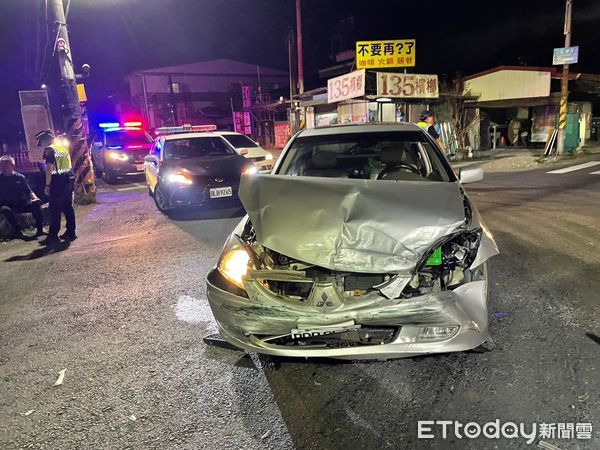 ▲屏東縣內埔鄉發生酒駕車禍事故，謝姓男子車輛翻覆路中。（圖／記者陳崑福翻攝）