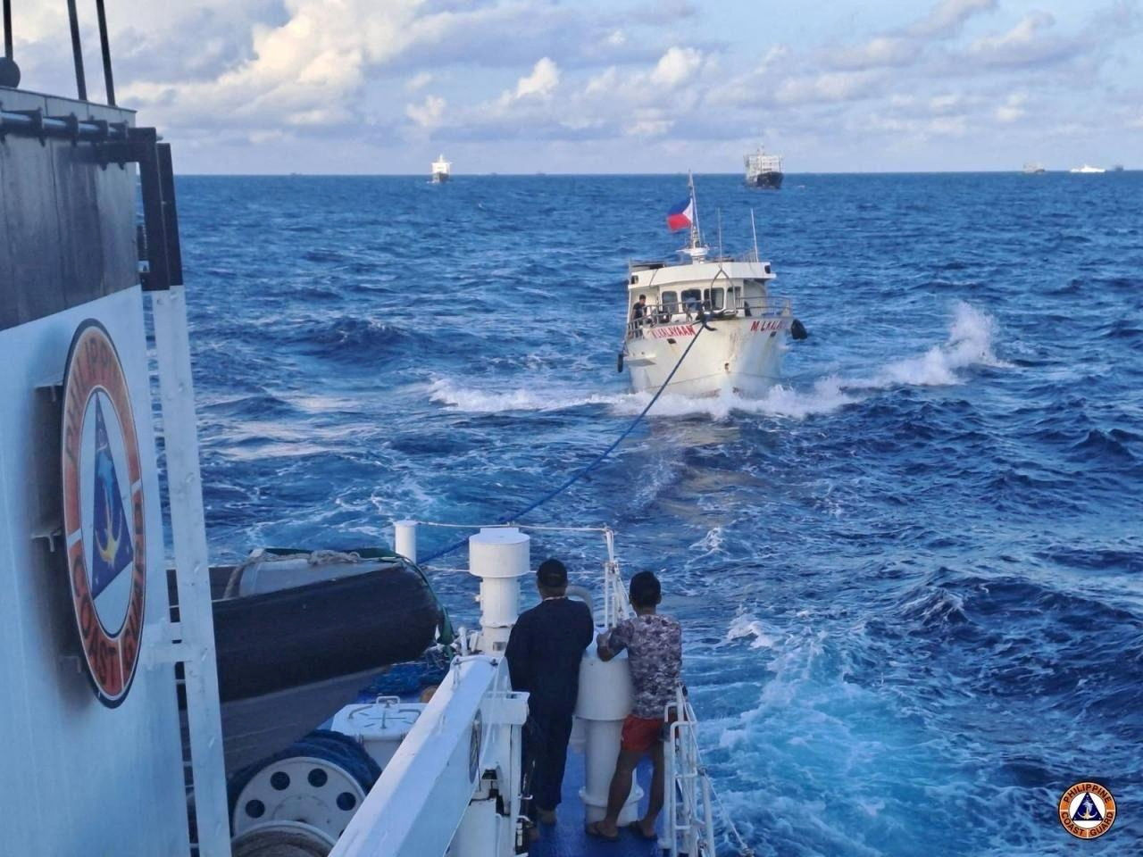 ▲▼ 一艘菲律賓船10日在南海執行補給任務時與中國海警船碰撞，菲律賓海岸警衛隊將受損船隻拖回。（圖／路透）
