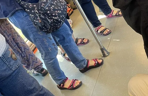 ▲捷運撞見「台灣新鞋教?」 釣出一票信徒!笑推3點。(圖/翻攝自臉書/路上觀察學院)