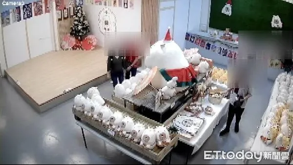 ▲遊客順手牽拿走恆春鎮一家商店內一隻水豚娃娃 。(圖/記者陳崑福翻攝)
