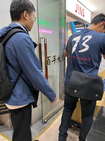 專案小組搜出詐團一箱箱資料、證據。(讀者提供)