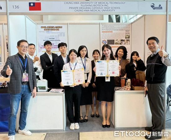 ▲中華醫大楊堉麟教授(左)、洪明權副教授(右)帶領學生投入產品研發,分別組隊參加2023高雄國際發明展,雙雙拿下金牌。(圖/記者林東良翻攝,下同)