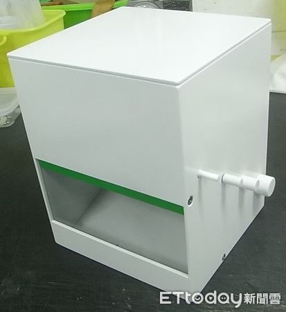 ▲中華醫大楊堉麟教授(左)、洪明權副教授(右)帶領學生投入產品研發,分別組隊參加2023高雄國際發明展,雙雙拿下金牌。(圖/記者林東良翻攝,下同)