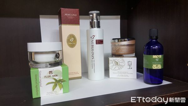 ▲中華醫大楊堉麟教授(左)、洪明權副教授(右)帶領學生投入產品研發,分別組隊參加2023高雄國際發明展,雙雙拿下金牌。(圖/記者林東良翻攝,下同)