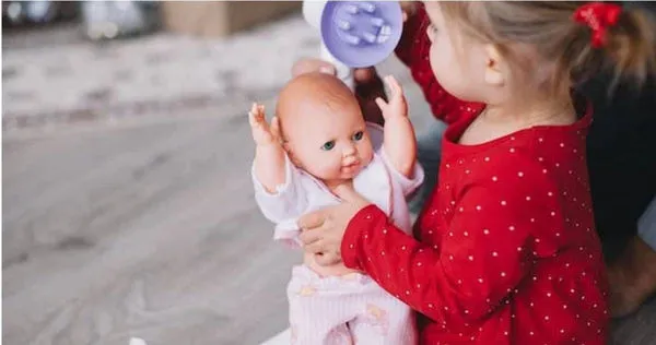一名家長抱怨,女兒每天都會攜帶不同的娃娃到幼兒園睡午覺,沒想到竟被其他家長反應不要一直換,讓他火大嗆「心態很可悲」。(示意圖/翻攝自pexels)