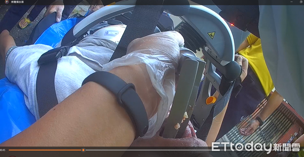 ▲中年男子吃飯捲噎到,消防隊員趕往急救送醫。(圖/記者高堂堯翻攝)