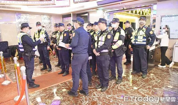 ▲桃園市警局昨晚針對酒店等場所規劃擴大臨檢。(圖/記者沈繼昌翻攝)