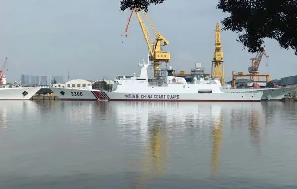 ▲▼被稱為「海警版054A」新批次首艘大噸位海警船塗刷上正式舷號3306。(圖/翻攝自騰訊軍事)