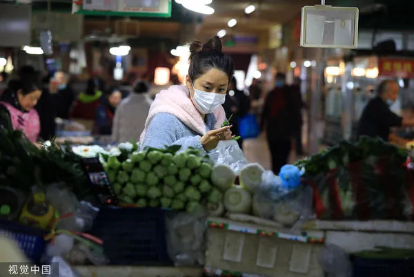 ▲大陸民眾在超市內採購民生必需品。(圖/CFP)