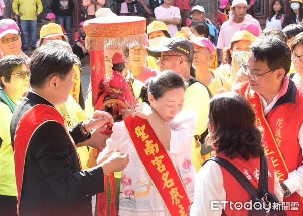 ▲台南正統鹿耳門聖母廟的「路跑媽祖」在16日上午11時返抵台南土城,場面壯觀、令人讚嘆。(圖/記者林東良翻攝,下同)